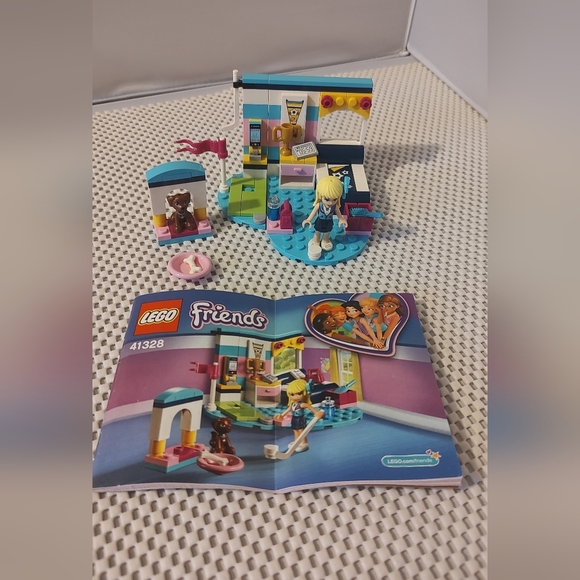 Lego Friends 41328 Stephanie's Bedroom - Picture 1 of 4